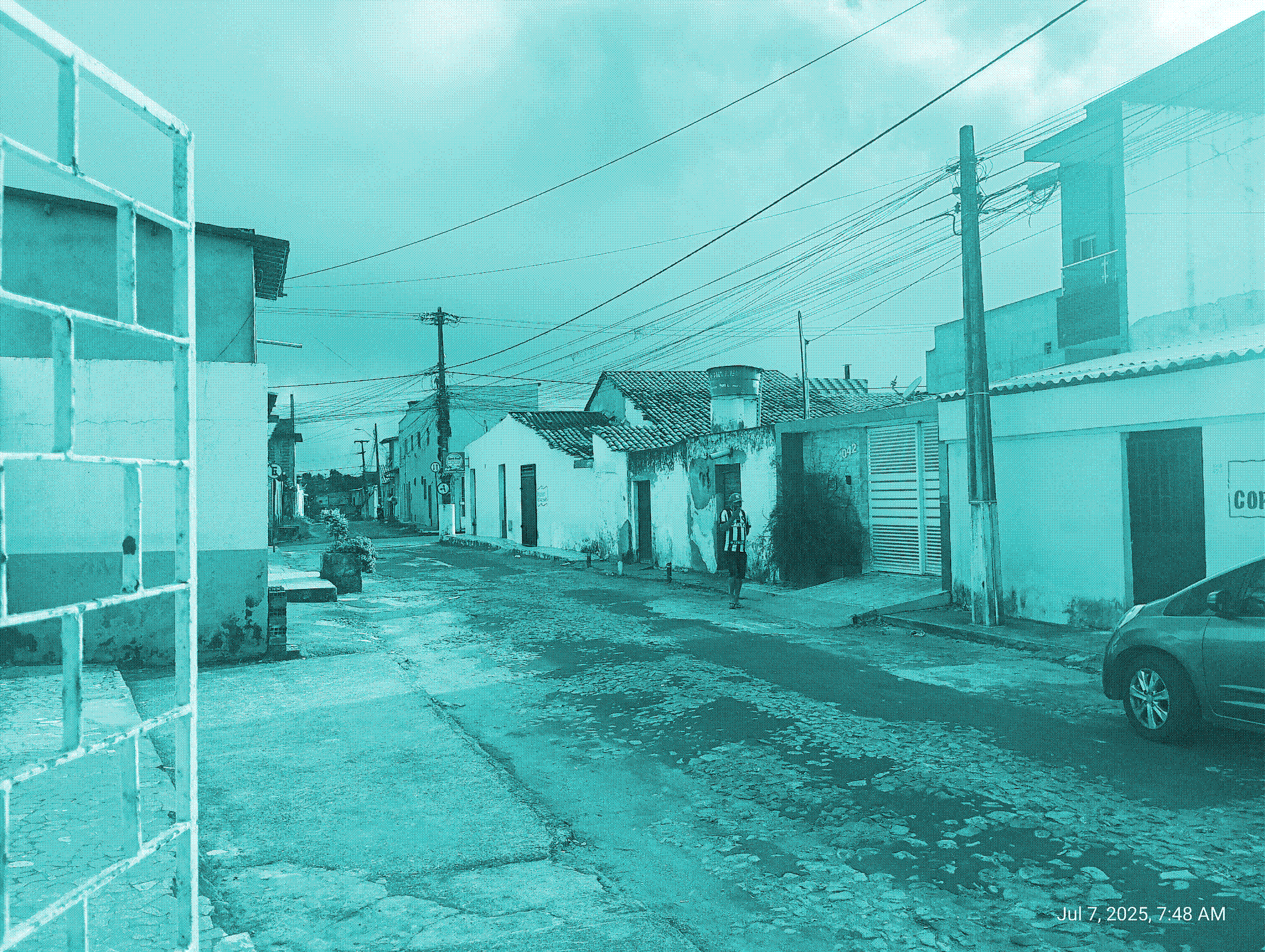 Imagem monocromática de uma rua vazia de cidade pequena.