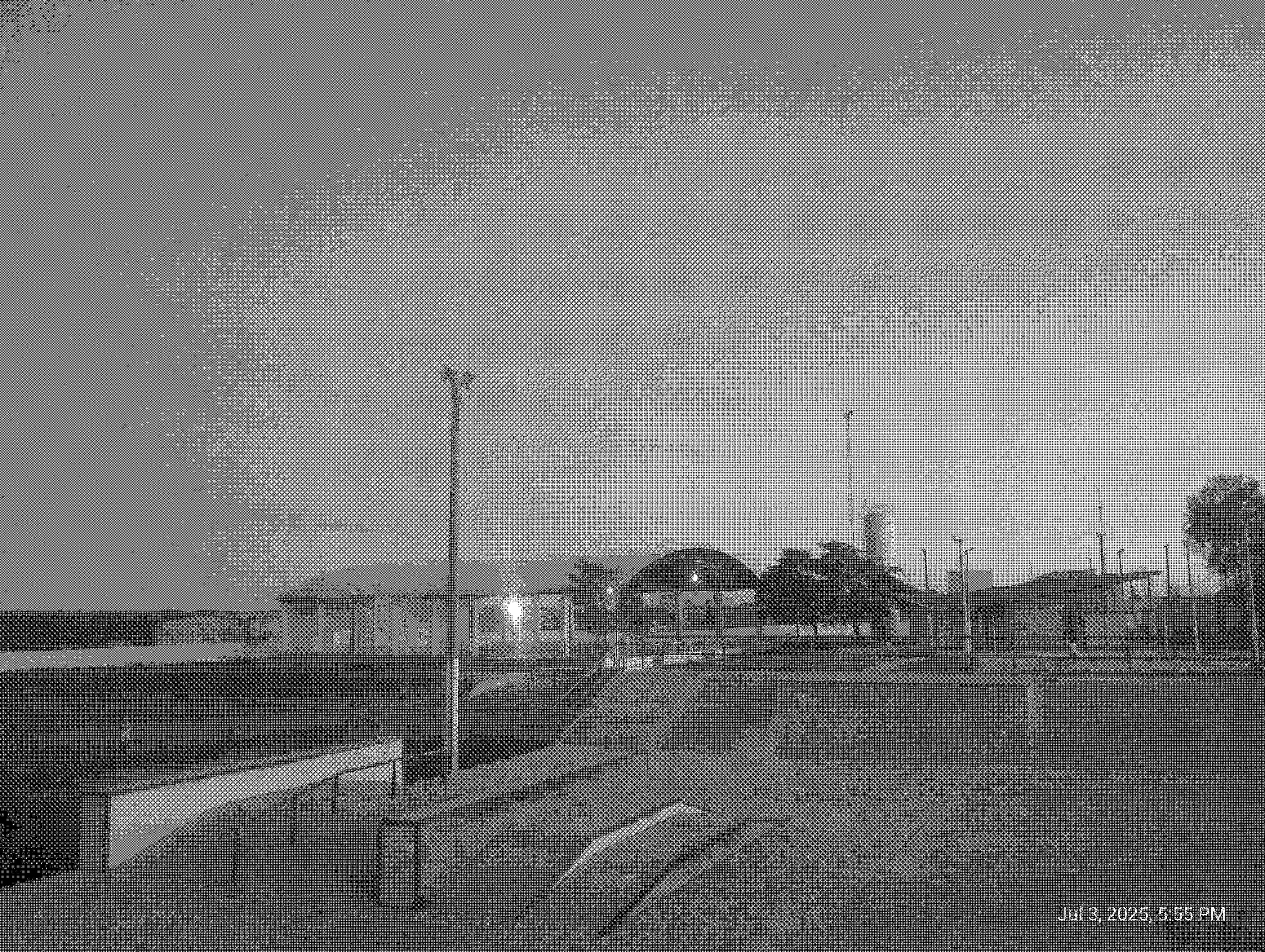 Imagem monocromática de uma pista de skate.