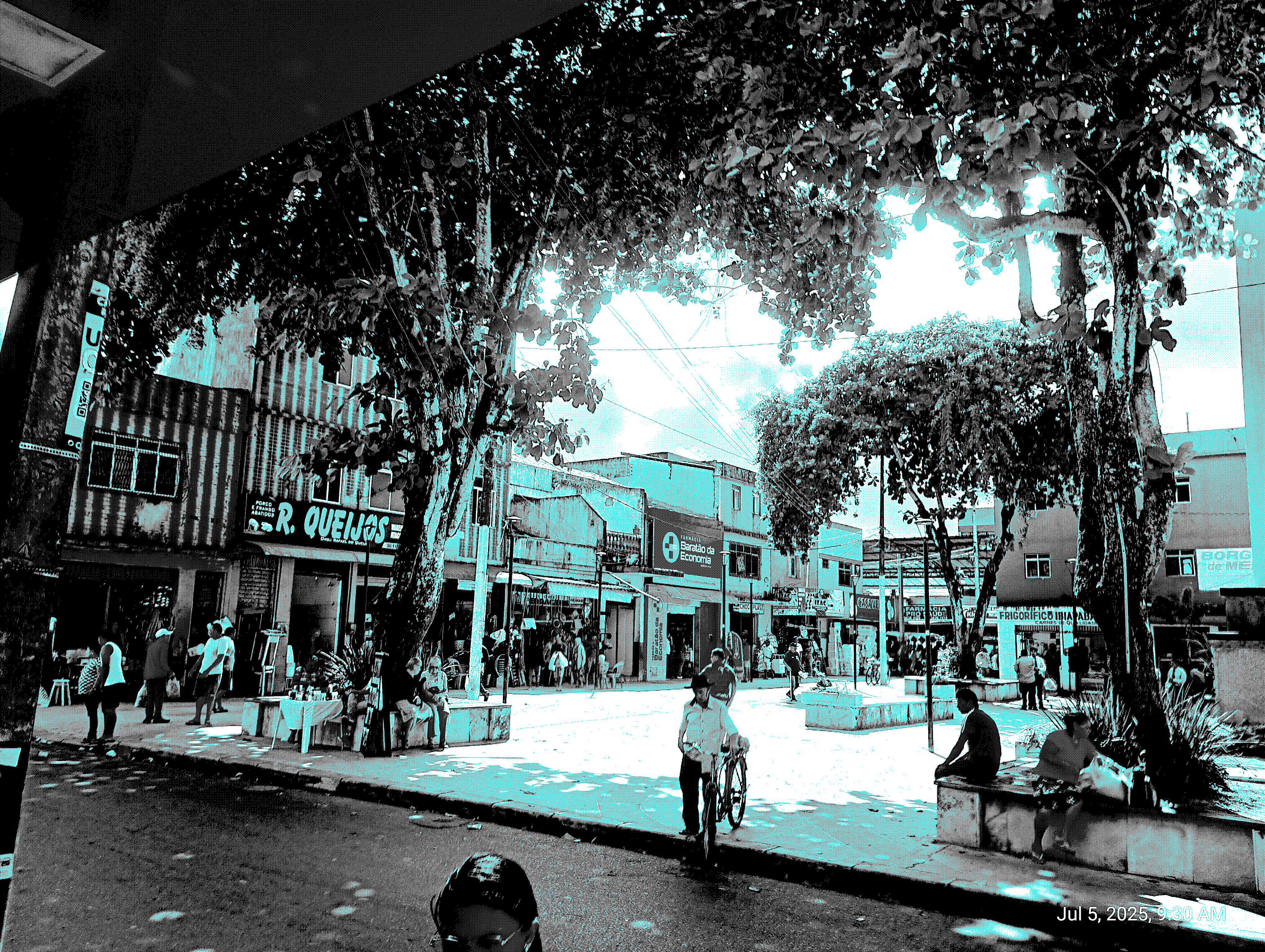 Imagem monocromática de uma praça em uma cidade pequena.
